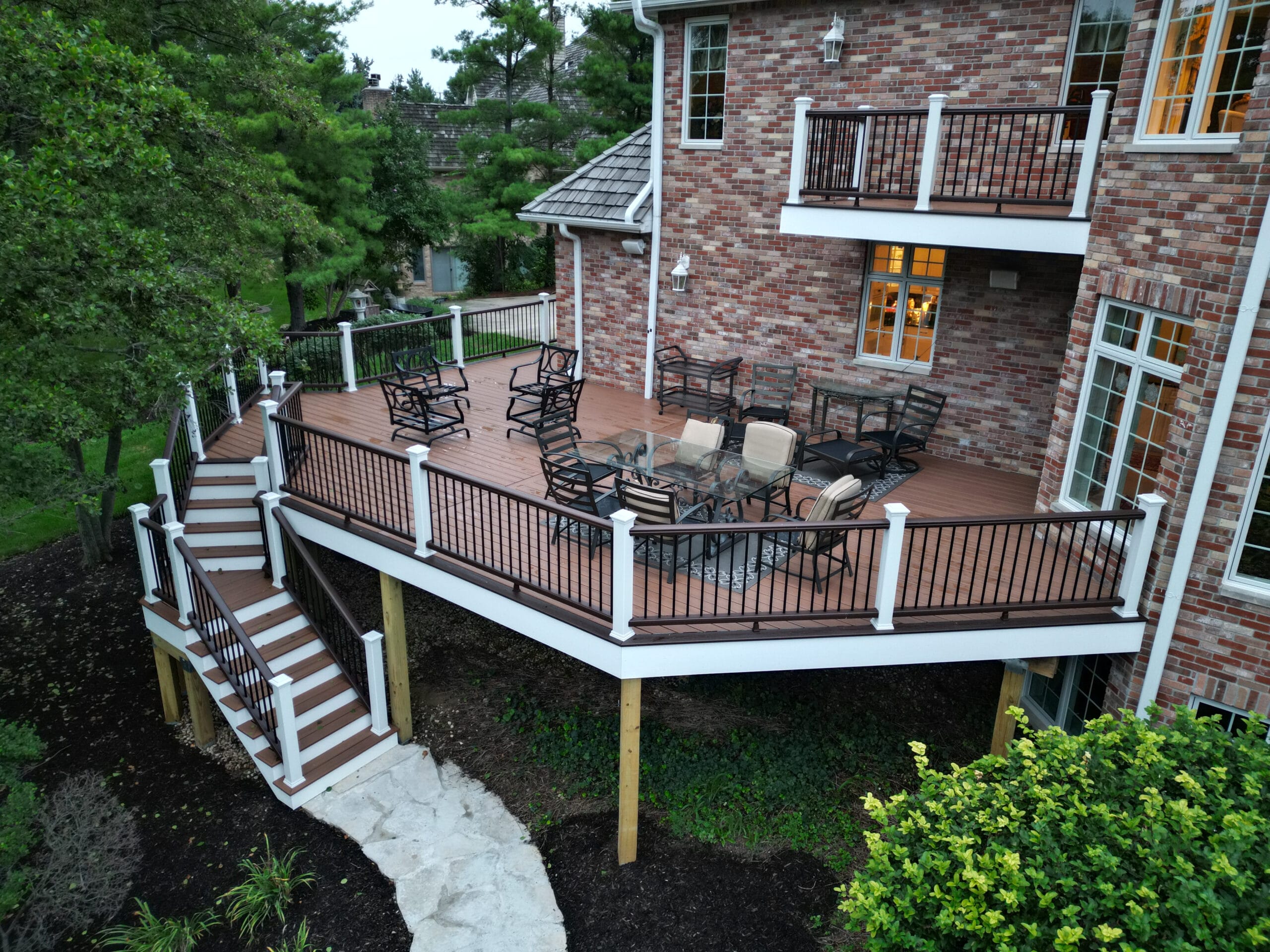 Newly built two-tone deck with a leading staircase in brown, white and black.