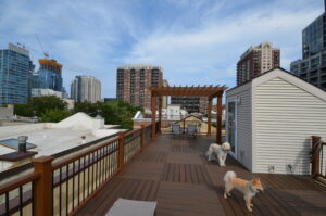 Trex Transcend Spiced Rum Decking Treehouse railings black aluminum balusters with a Trex Pergola