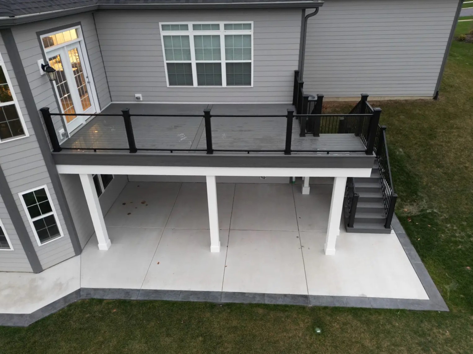 Elevated deck with glass infill Trex Railings