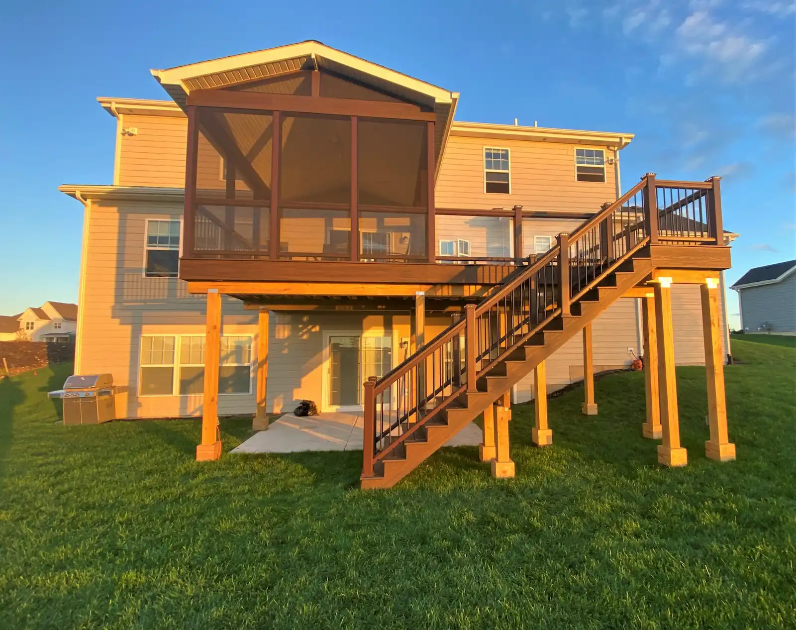 raised-composite-deck-with-a-screened-roof-structure Raised composite deck with a screened roof structure
