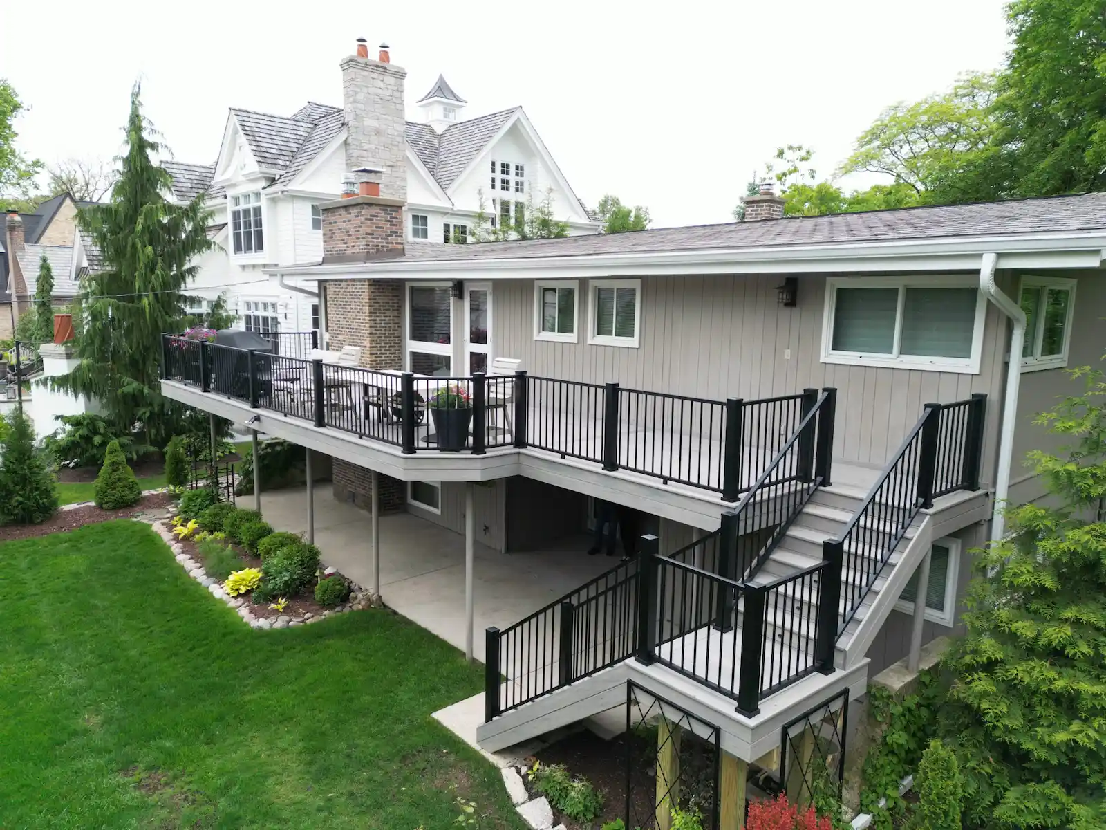 raised-trex-deck-chicago-suburbs raised composite deck built by TrexPro deck contractor in Chicago suburbs.