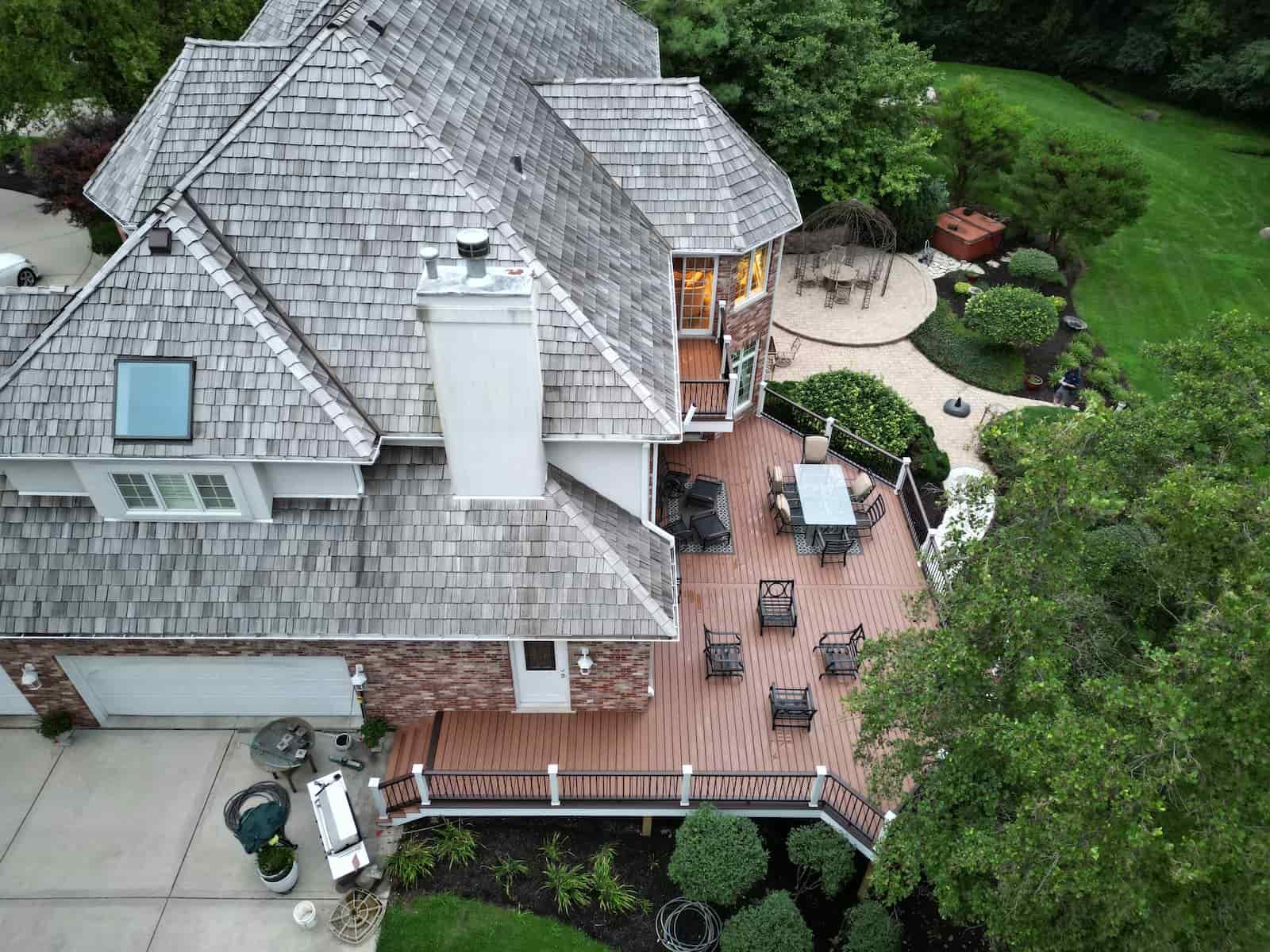 Side view of a residential Trex Transcend composite deck in Shorewood, Illinois